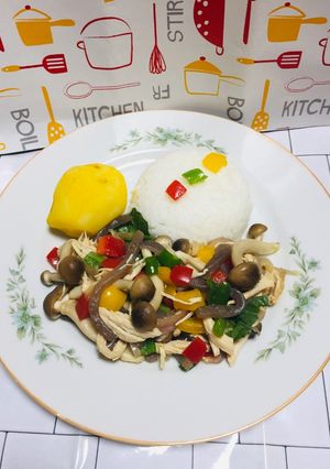 Una foto de Wok de Verduras Salteadas con Pechugas de Pollo (sasami)Konnyaku!