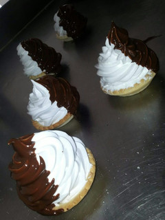 Una foto de Tartaletas rellenas de nata y bañadas de chocolate