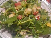 Una foto de aderezo para ensalada con frutas