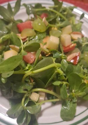 Una foto de Ensalada de verdolagas con fruta