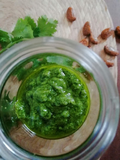 Una foto de Pesto de cilantro 🌿🥣🧀