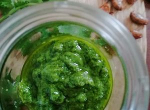Una foto de Pesto de cilantro 🌿🥣🧀