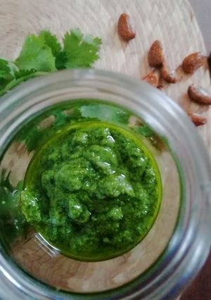 Una foto de Pesto de cilantro 🌿🥣🧀