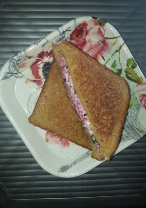A picture of Stuffed paneer and cheese sandwich.