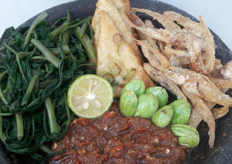 Lalapan kangkung rebus sambal terasi