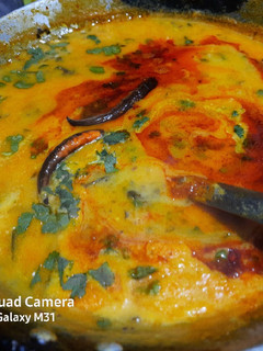 हरी प्याज़ की कढ़ी (Hari pyaz ki kadhi recipe in hindi) रेसिपी मुख्य फोटो