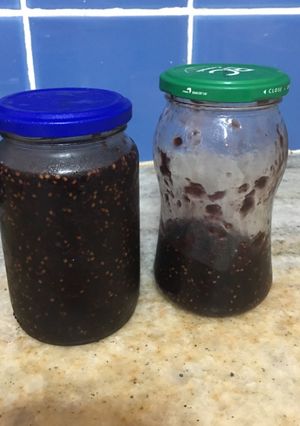 Una foto de Mermelada de moras moradas y blancas