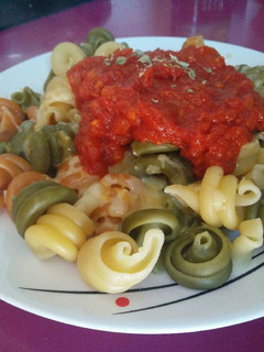 Una foto de Espirales de verduras con salsa de tomate natural