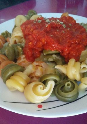 Una foto de Espirales de verduras con salsa de tomate natural