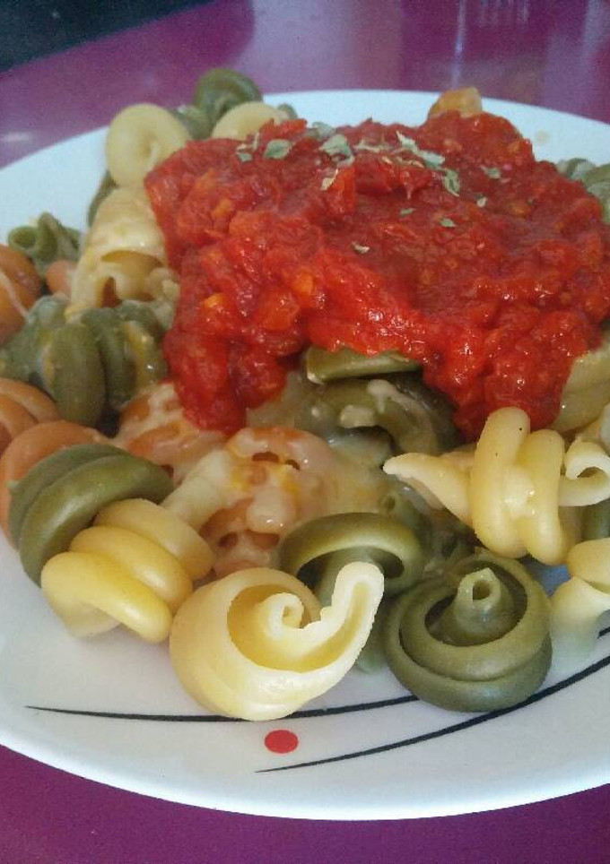 Una foto de Espirales de verduras con salsa de tomate natural