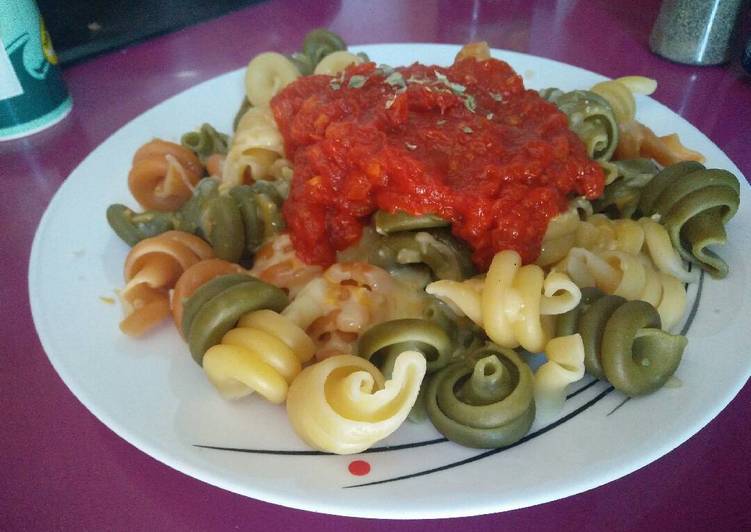 Espirales de verduras con salsa de tomate natural