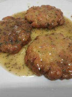 Una foto de Hamburguesas de pescado en salsa