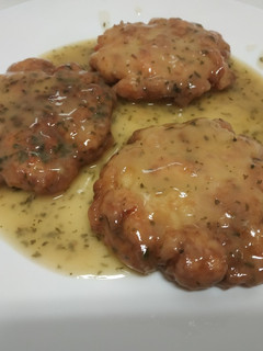 Una foto de Hamburguesas de pescado en salsa