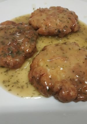 Una foto de Hamburguesas de pescado en salsa
