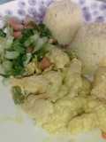 Pollo curry y crema con cuscús frío y ensalada color