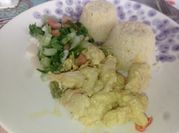 Una foto de ensalada de pollo y palmitos