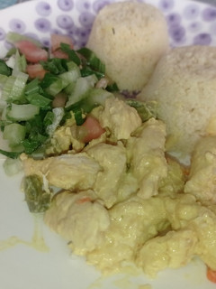 Una foto de Pollo curry y crema con cuscús frío y ensalada color