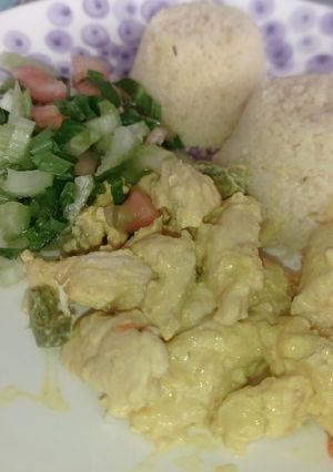 Una foto de Pollo curry y crema con cuscús frío y ensalada color
