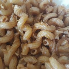 A picture of Jollof macroni.