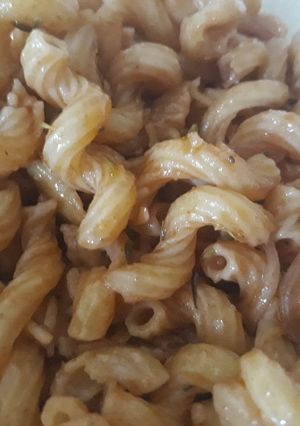A picture of Jollof macroni.