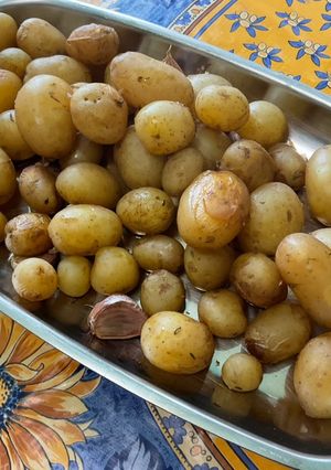 Une photo de Pommes grenailles aux herbes ail rose en chemise