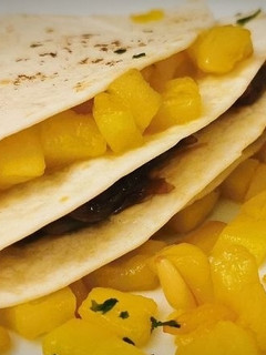 Una foto de Tortilla Trend con Morcilla, Manzana y Cebolla caramelizada