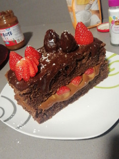 Una foto de Tarta de chocolate y fresas sin huevos