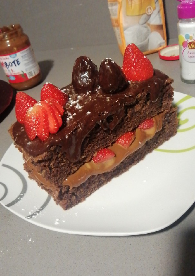 Una foto de Tarta de chocolate y fresas sin huevos