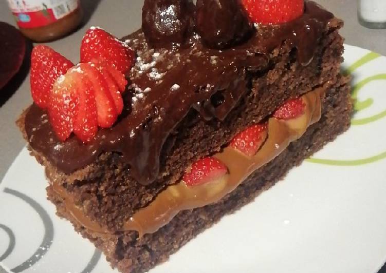 Tarta de chocolate y fresas sin huevos