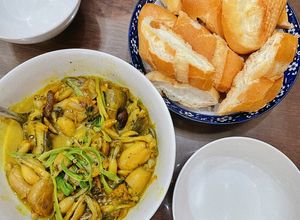 Hình của món Ếch xào nước cốt dừa chấm bánh mì.