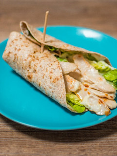 Una foto de Wrap integral de pollo