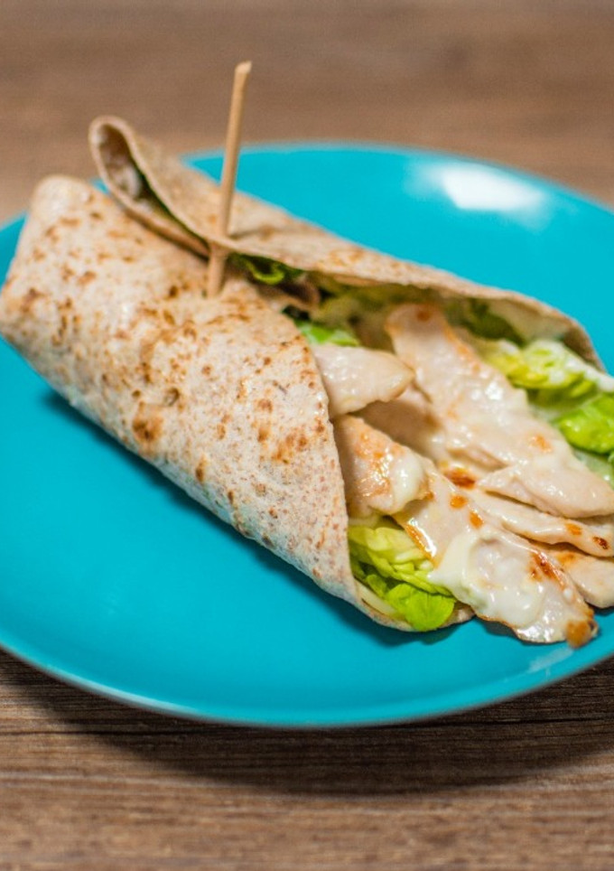 Una foto de Wrap integral de pollo