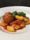Gnocchi di patate con le pallotte al sugo (polpette di carne)