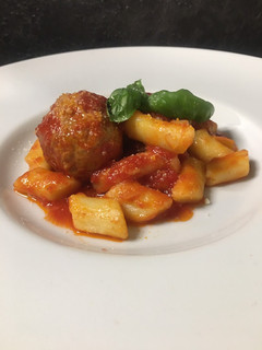 Foto di Gnocchi di patate con le pallotte al sugo (polpette di carne)