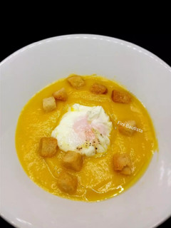 Una foto de Crema de calabaza con huevo poché