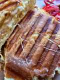 Sajtos-sonkás-tojáskrémes panini
