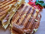 Sajtos-sonkás-tojáskrémes panini