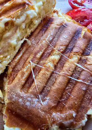 Sajtos-sonkás-tojáskrémes panini recept fotója