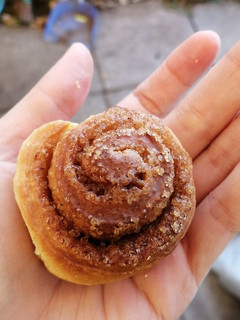 Una foto de Mini rollos de canela sin glass