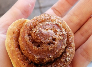 Una foto de Mini rollos de canela sin glass