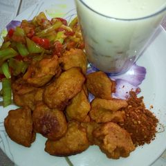 A picture of Kunun gyada an Kasai da sauce.