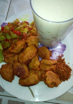 A picture of Kunun gyada an Kasai da sauce.