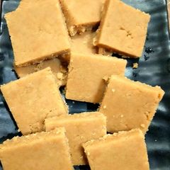 A picture of Gud papdi.