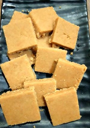 A picture of Gud papdi.