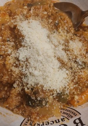 Una foto de Quinoa con verduritas y salsa de tomate apto frío 🙂