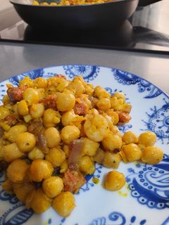 Una foto de Garbanzos con gambas y chorizo