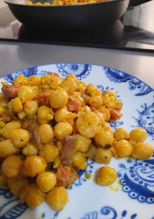 Una foto de Garbanzos con gambas y chorizo