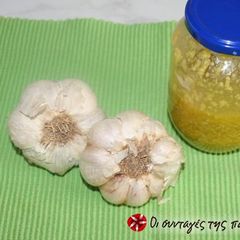 Garlic puree A picture of Garlic puree.