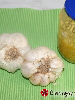A picture of Garlic puree.