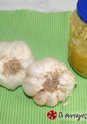 A picture of Garlic puree.